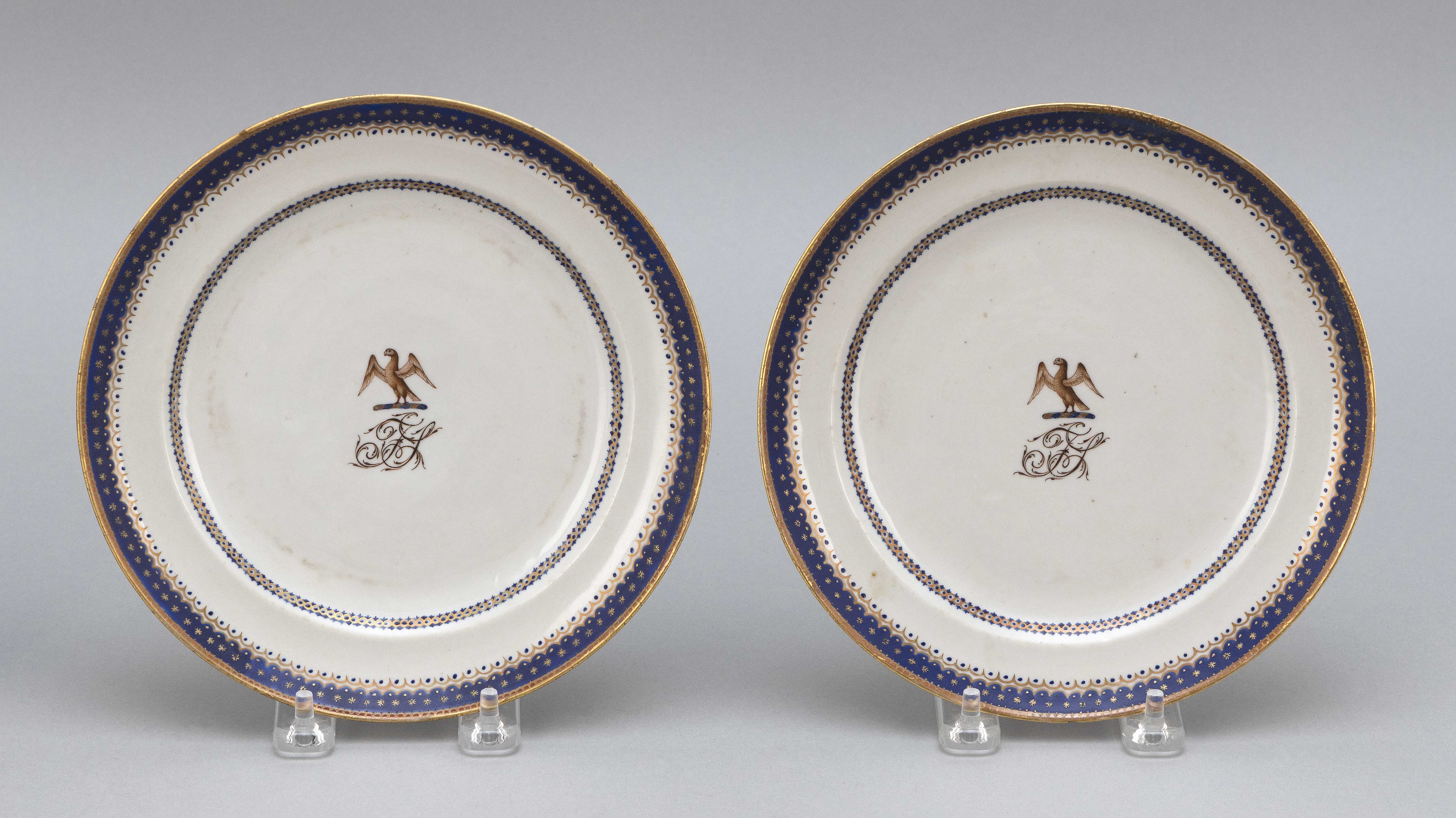 PAIR OF CHINESE EXPORT BLUE AND WHITE ARMORIAL PORCELAIN PLATES Early ...
